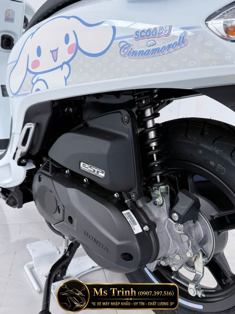 Tem hông Honda Scoopy Cinnamoroll 2026 với hình nhân vật Sanrio nổi bật