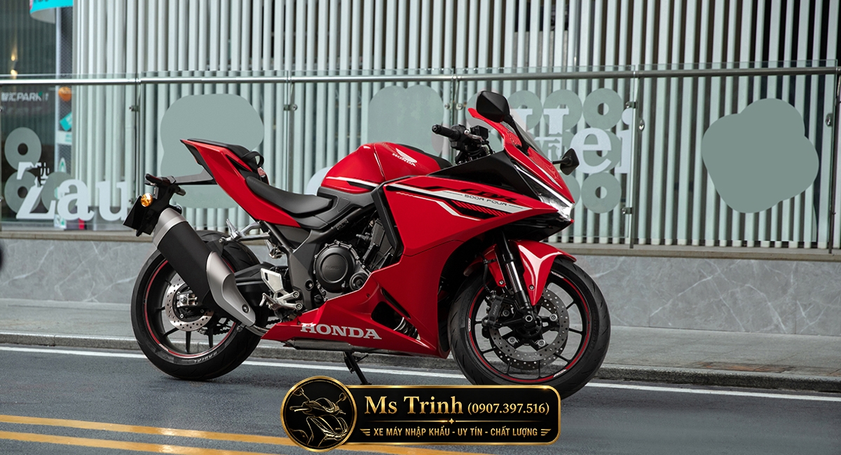 Honda CBR500R FOUR màu đỏ thể hiện rõ phong cách thể thao đặc trưng của CBR Series Honda CBR500R FOUR màu đỏ mang phong cách sportbike Honda thể thao và nổi bật
