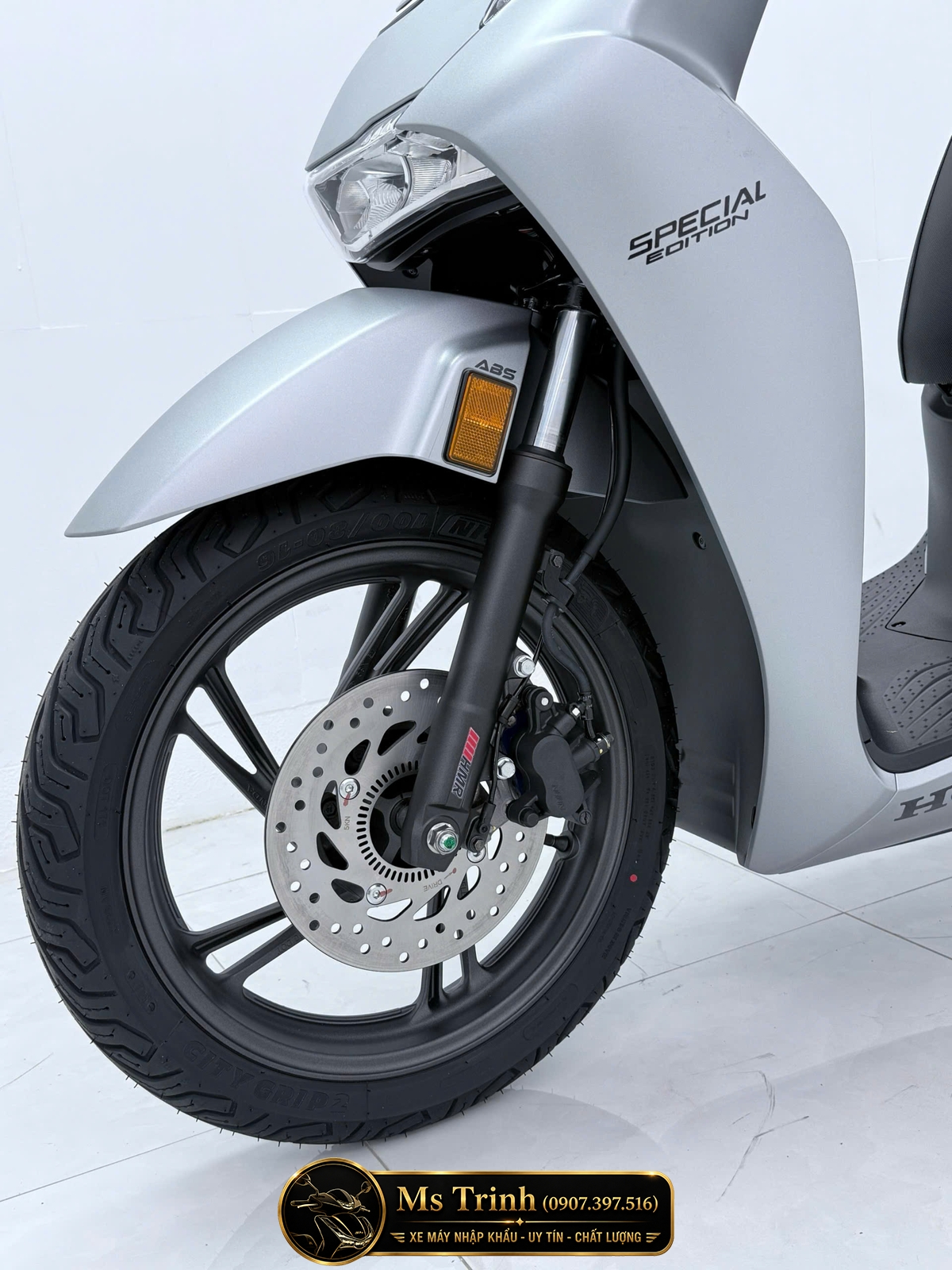 Phanh đĩa ABS bánh trước Honda SH150i HMR màu bạc Hệ thống phanh ABS phía trước trên Honda SH150i nhập Ý 2026