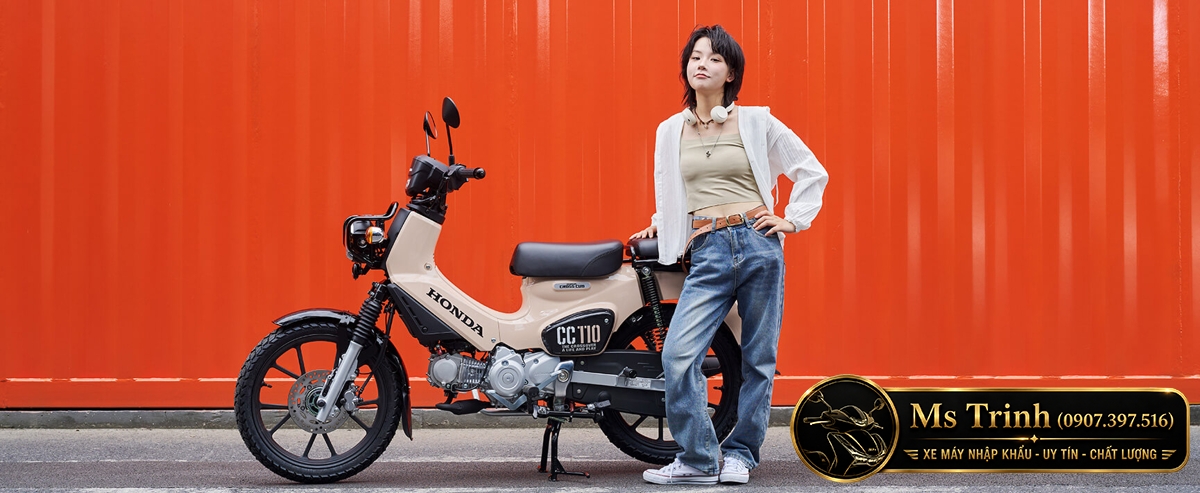 Honda Cross Cub 110 2026 màu kem trong ảnh thực tế với người dùng đứng cạnh xe