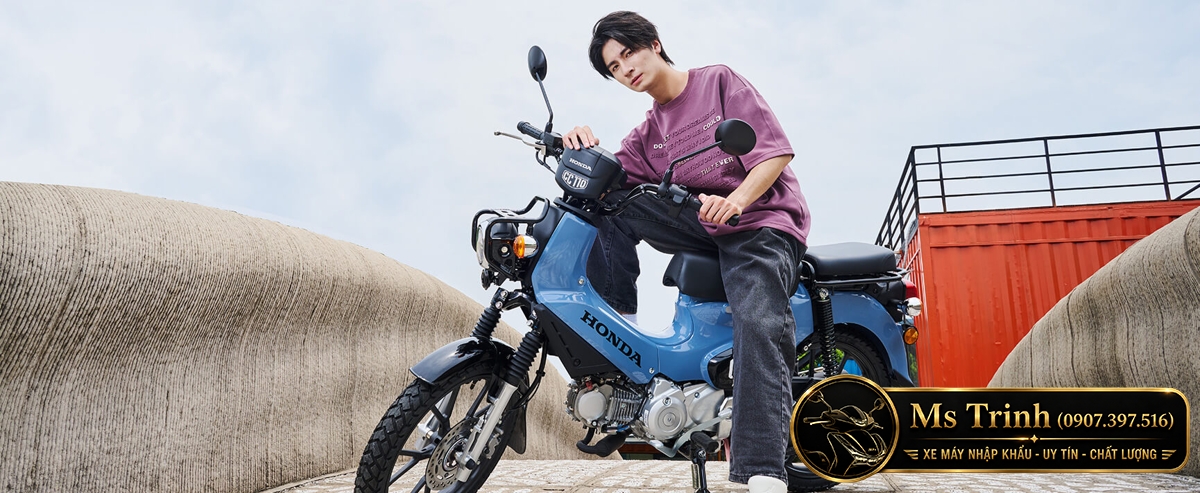 Honda Cross Cub 110 2026 xanh dương được sử dụng ngoài trời theo phong cách trẻ trung