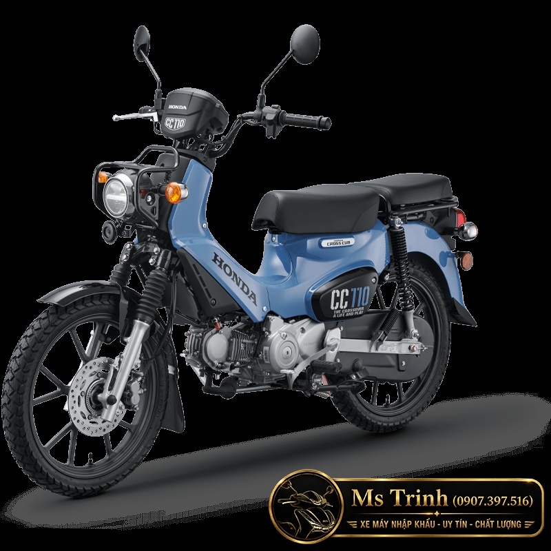 Honda Cross Cub 110 2026 xanh dương trong khung cảnh ngoài trời với người lái trẻ