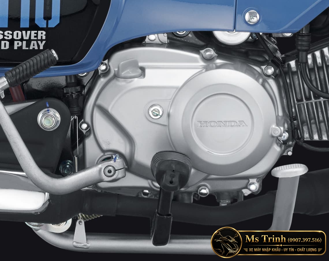 Chi tiết lốc máy Honda Cross Cub 110 2026 với logo Honda và cần khởi động