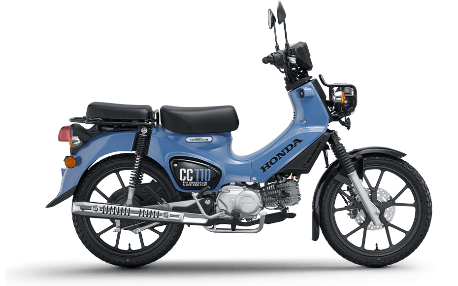 Honda Cross Cub 110 2026 màu xanh nhìn ngang với yên đôi, bánh 17 inch và phanh đĩa