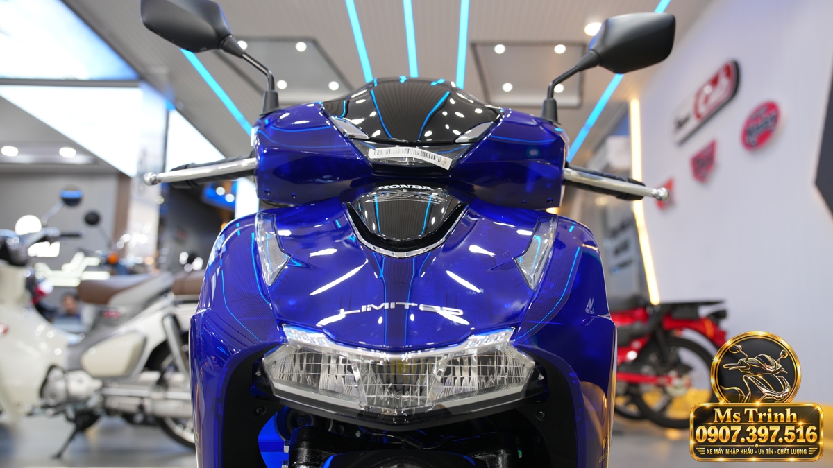 SH150 Ý Vetro Blue 2027 ảnh thực tế số 9451 SH150 Ý Vetro Blue 2027 nhập khẩu với thiết kế cao ráo và dàn áo xanh Sapphire
